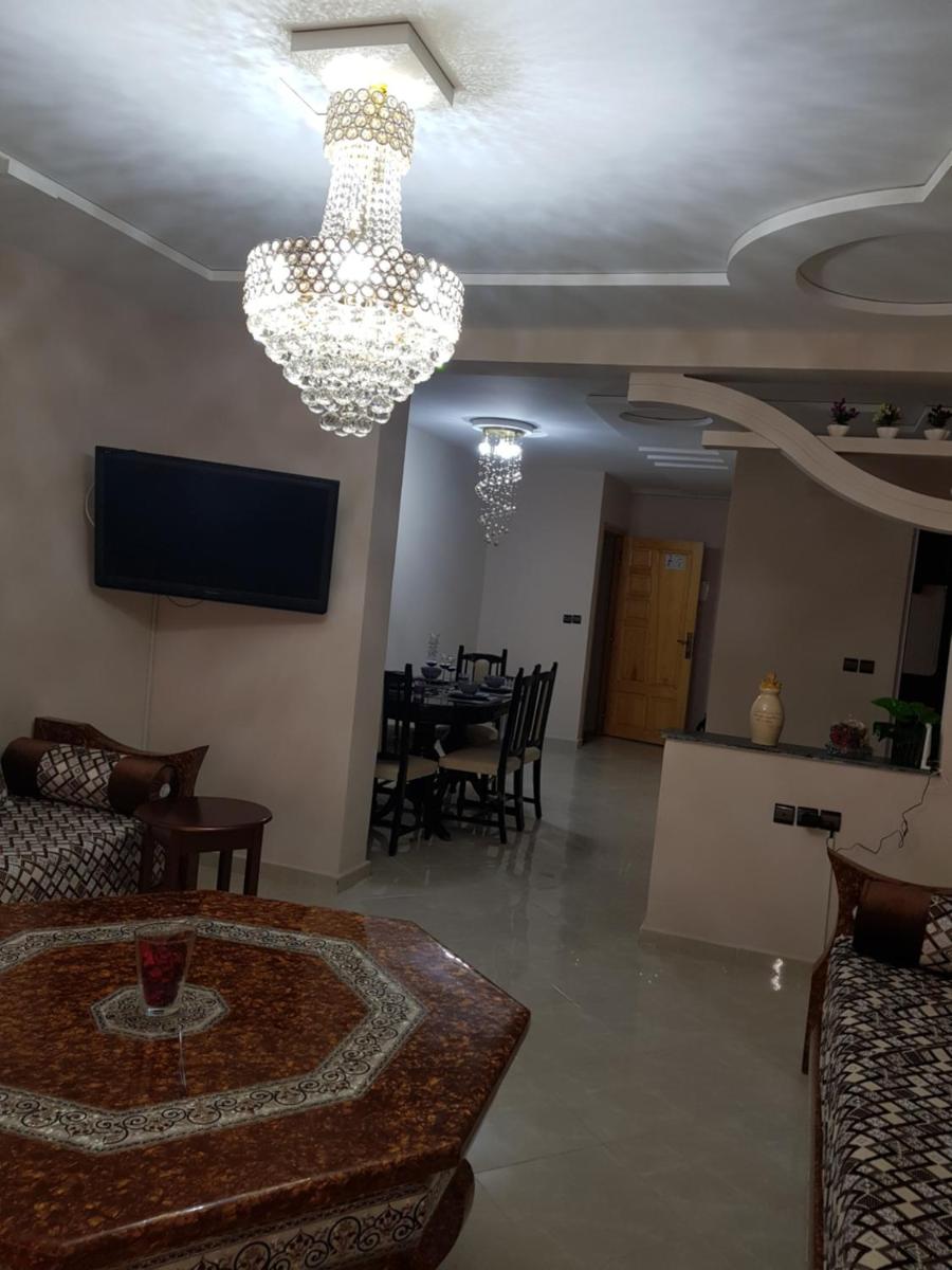 « Lilia-appart » Luxe, confort et calme dans 130 m2 et 4 chambres avec garage au cœur d’Oujda. - Housity