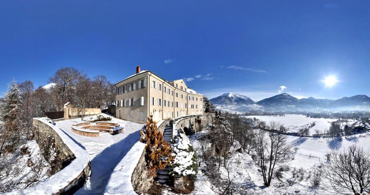un bâtiment au sommet d'une montagne enneigée dans l'établissement Hôtel La Robéyère - BW Signature Collection, à Embrun
