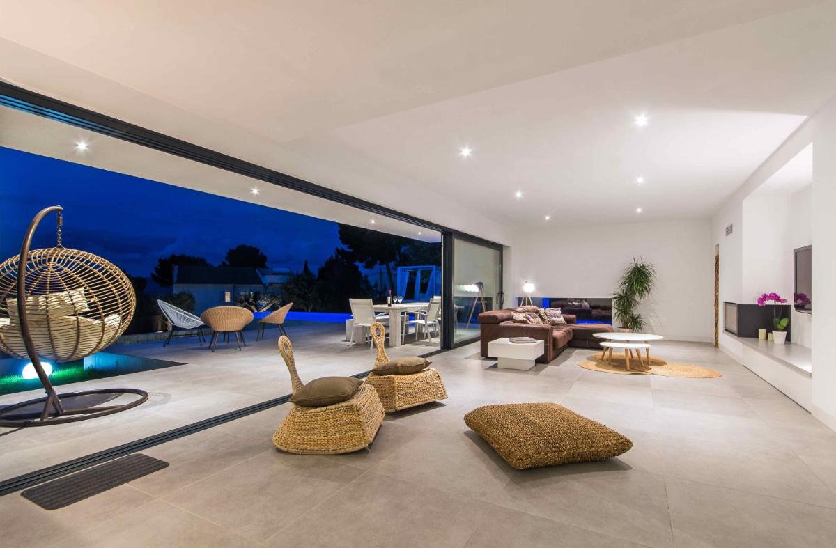 Impressive Modern Villa with Sea Views in Alcudia - Housity