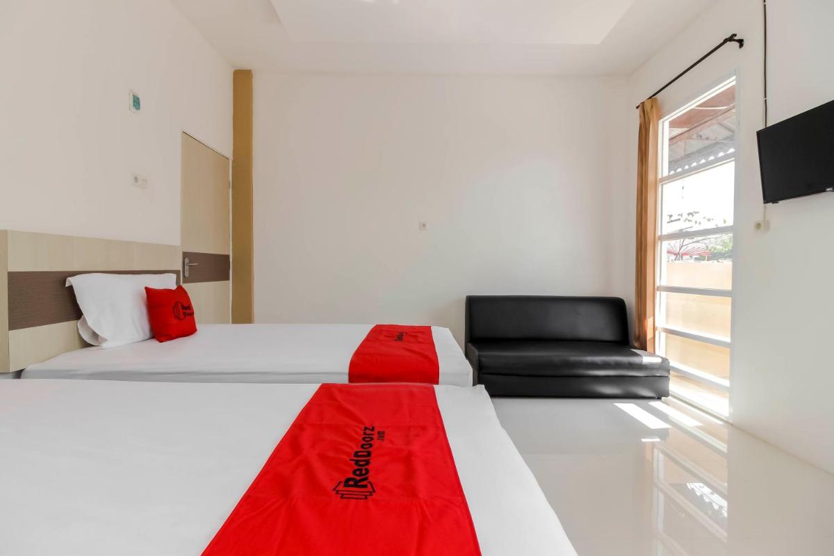 RedDoorz at Tara Homestay Palembang - Housity