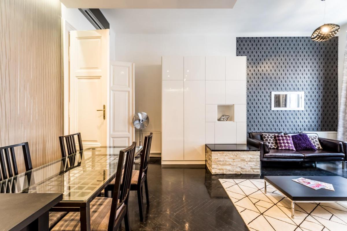 BpR B&W Elegant Home - Housity