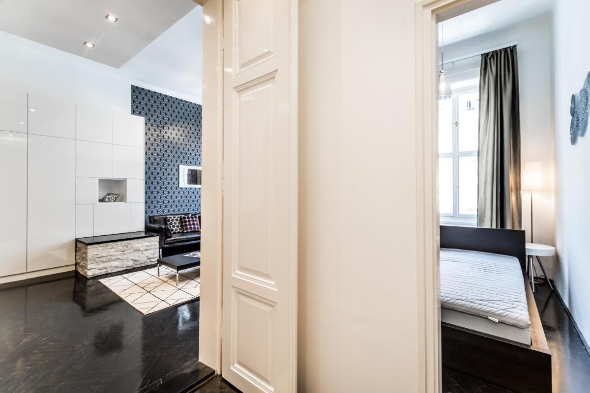 BpR B&W Elegant Home - Housity