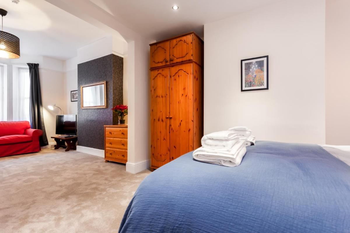 Gorgeous Town Centre Apt with Courtyard Garden - Housity