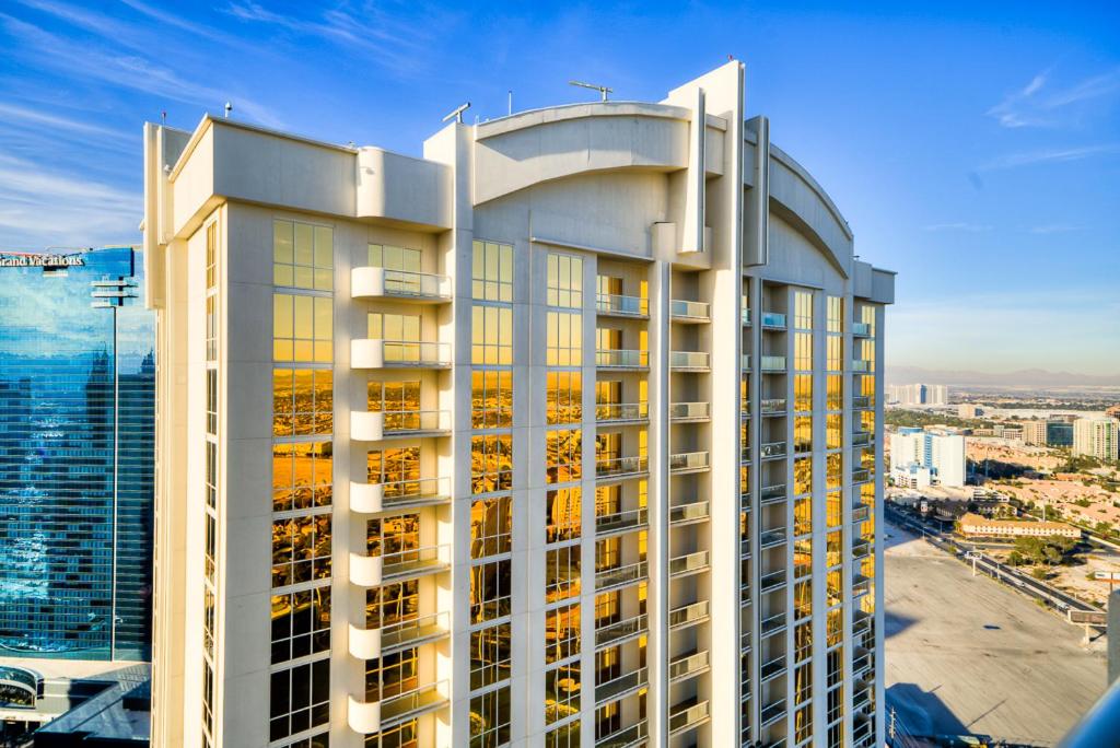 Jet Luxury at The Signature Condo Hotel - Housity