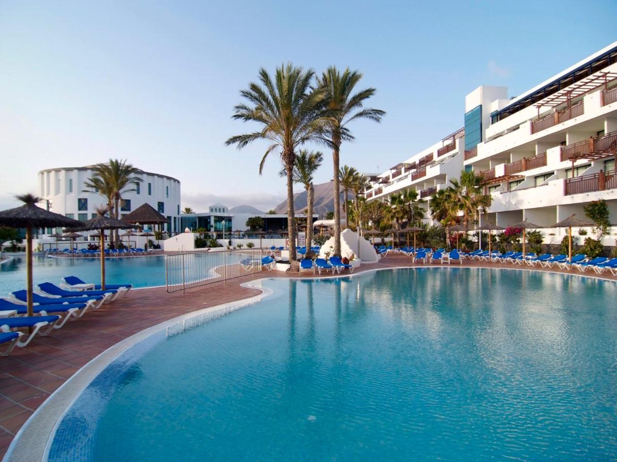 una gran piscina junto a un hotel en Sandos Papagayo, en Playa Blanca