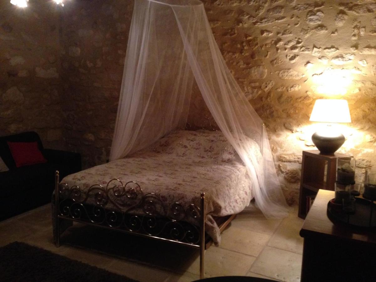 Chambre Maison En Pierre Jacuzzi - Housity