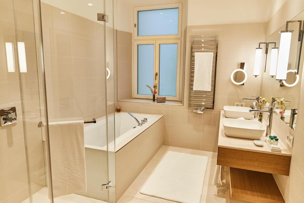 Ein Badezimmer in der Unterkunft Vier Jahreszeiten Kempinski München