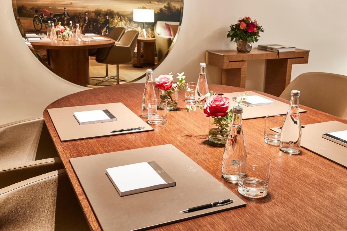 Getränke in der Unterkunft Vier Jahreszeiten Kempinski München