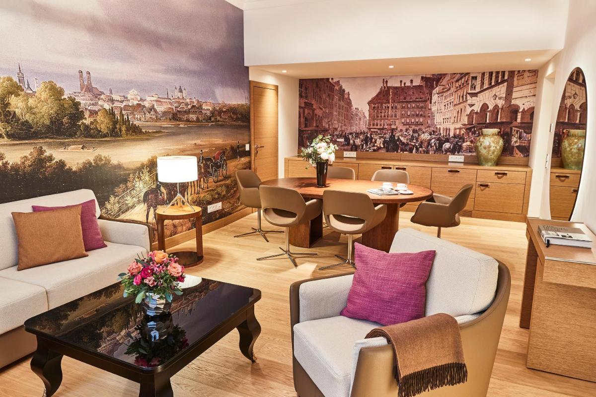 Ein Sitzbereich in der Unterkunft Vier Jahreszeiten Kempinski München