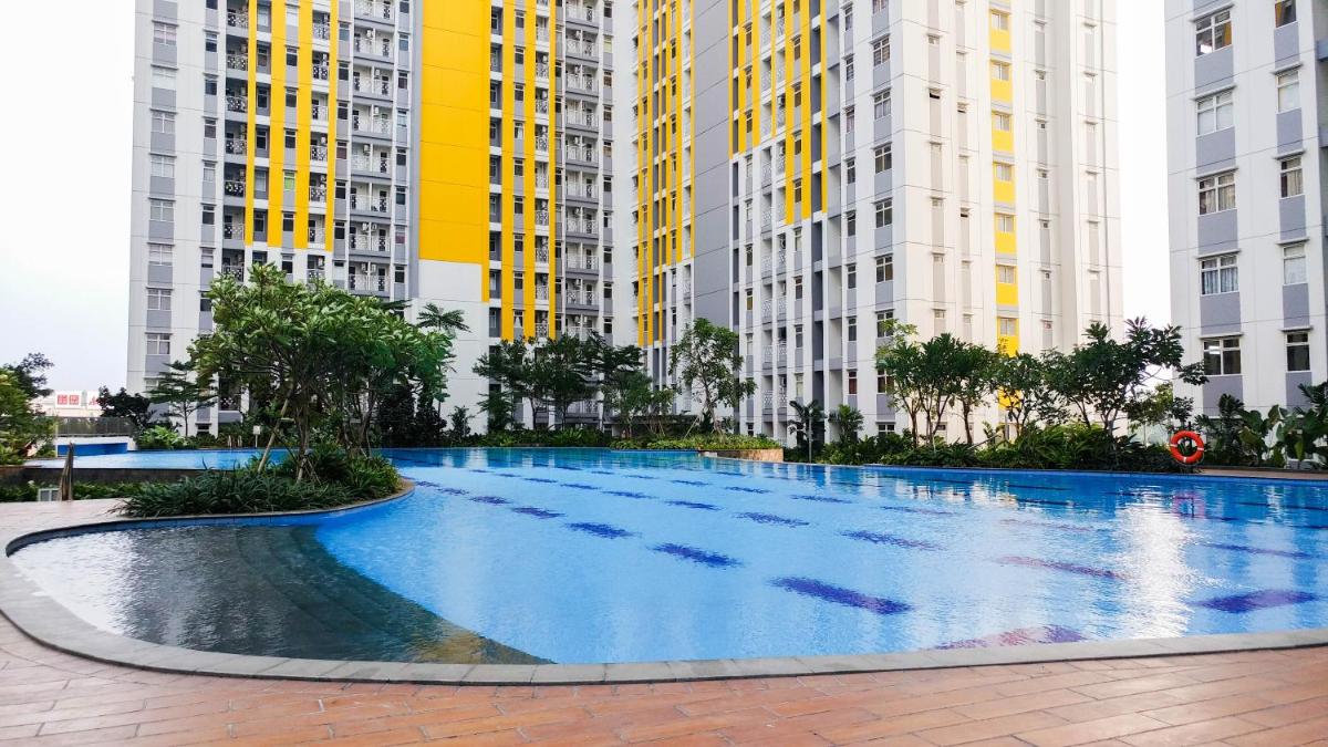 Minimalist Studio Room at The Springlake Apartment Sumarecon Bekasi By Travelio - Housity