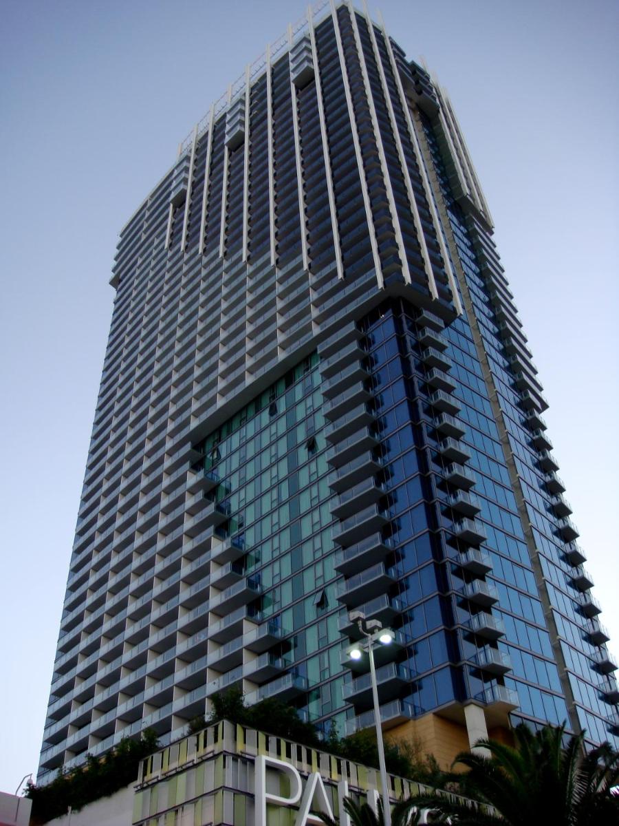 StripViewSuites Penthouse - Housity