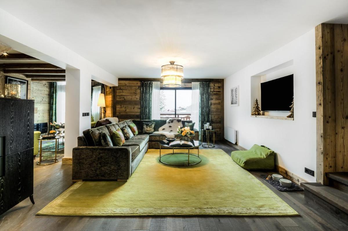 Télévision ou salle de divertissement dans l'établissement Hôtel La Sivolière