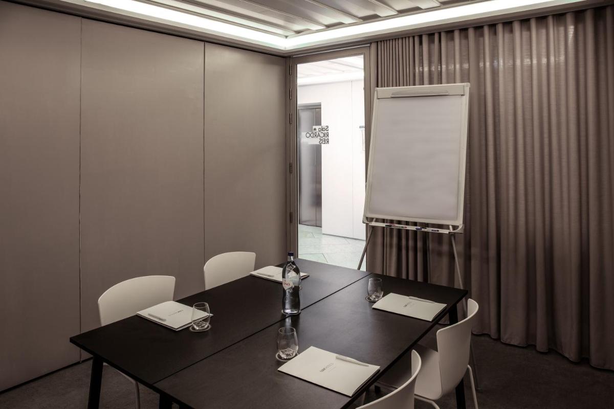A área empresarial e/ ou a sala de conferências de Lisboa Pessoa Hotel