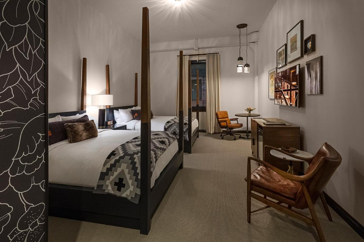 Crossroads Hotel - Housity