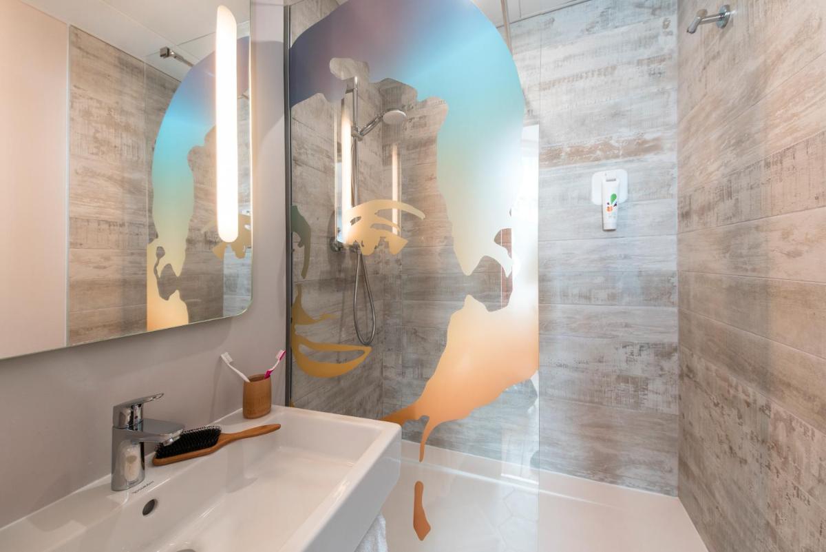une salle de bain avec lavabo et douche dans l'établissement Ibis Styles Hyères Rooftop & Spa, à Hyères