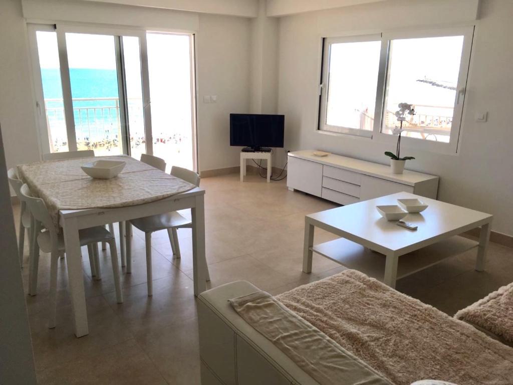Espléndido apartamento frente al mar - Sólo familias - Beautiful seafront apartment - Housity