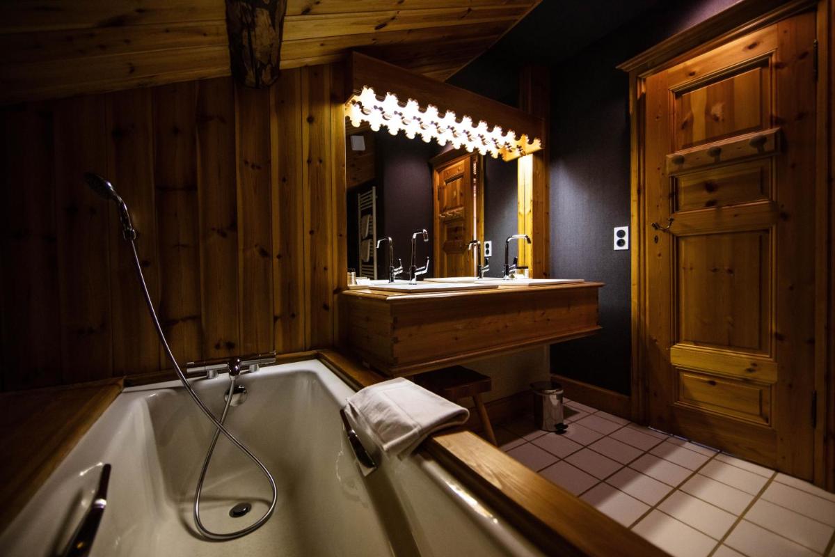 Salle de bains dans l'établissement La Savoyarde