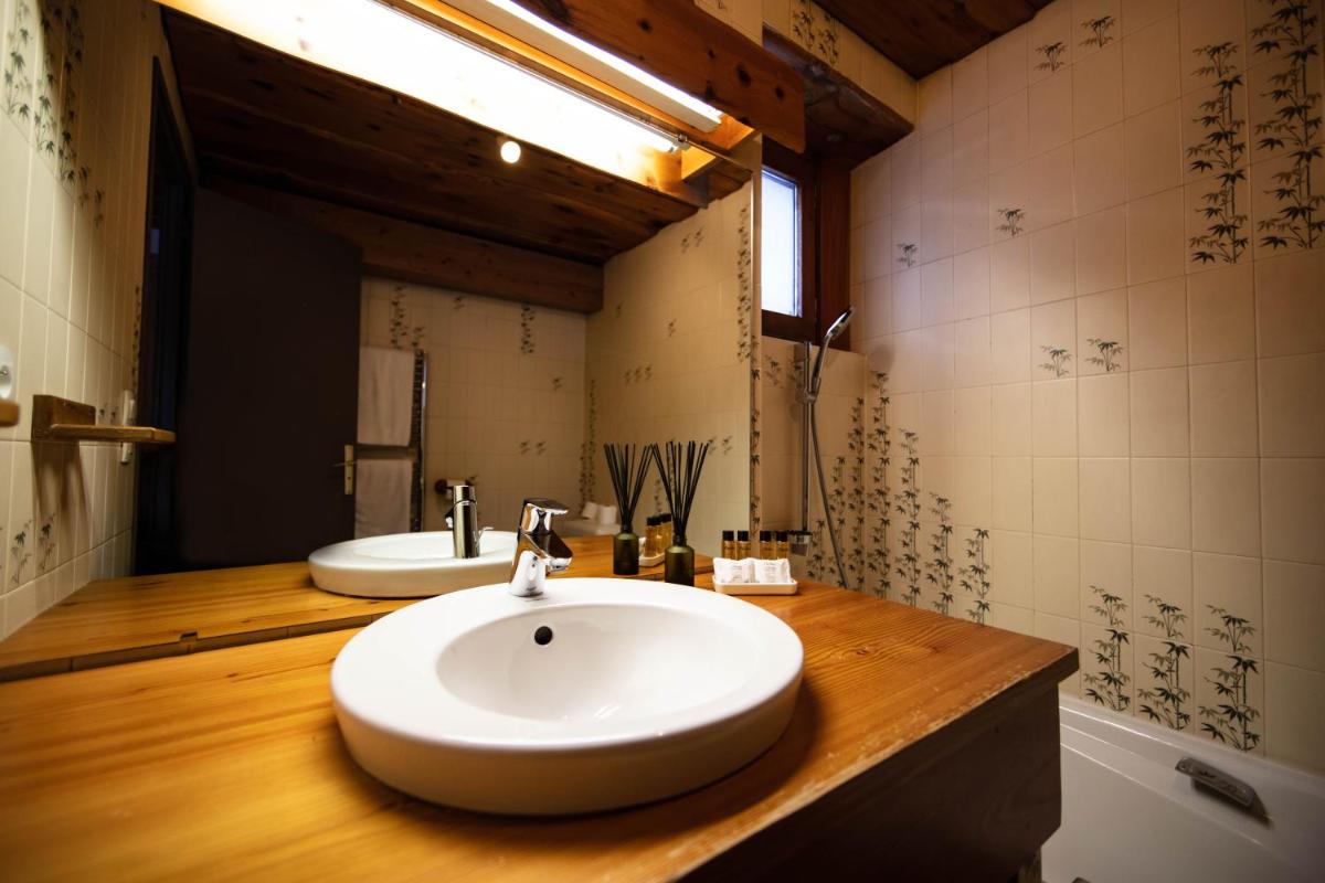 Salle de bains dans l'établissement La Savoyarde