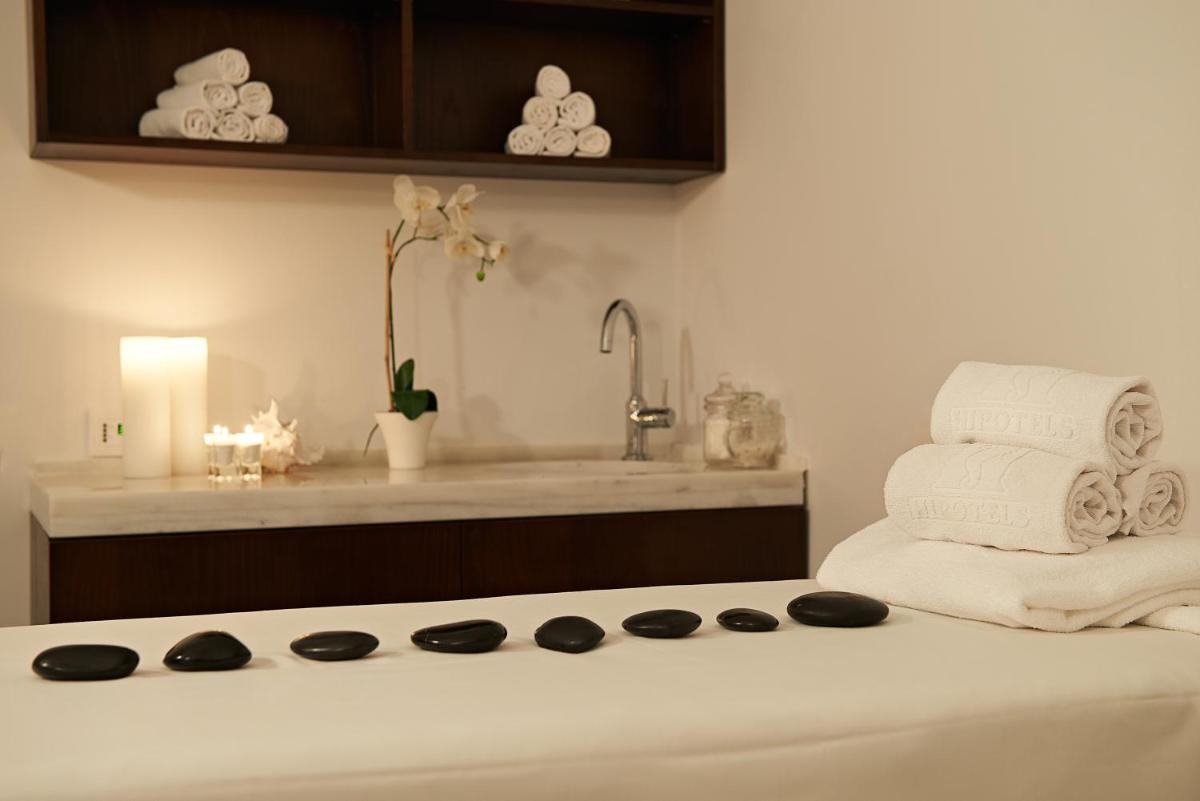 Cama o camas de una habitación en Hipotels Eurotel Punta Rotja Spa-Golf