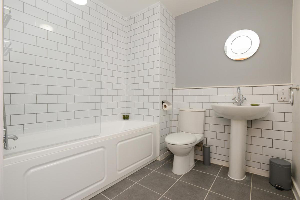 City View Stay - Contemporary City View Apartment - Housity