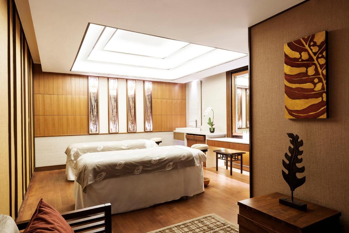 a bedroom with two beds and a skylight at Shangri-La Singapore in Singapore