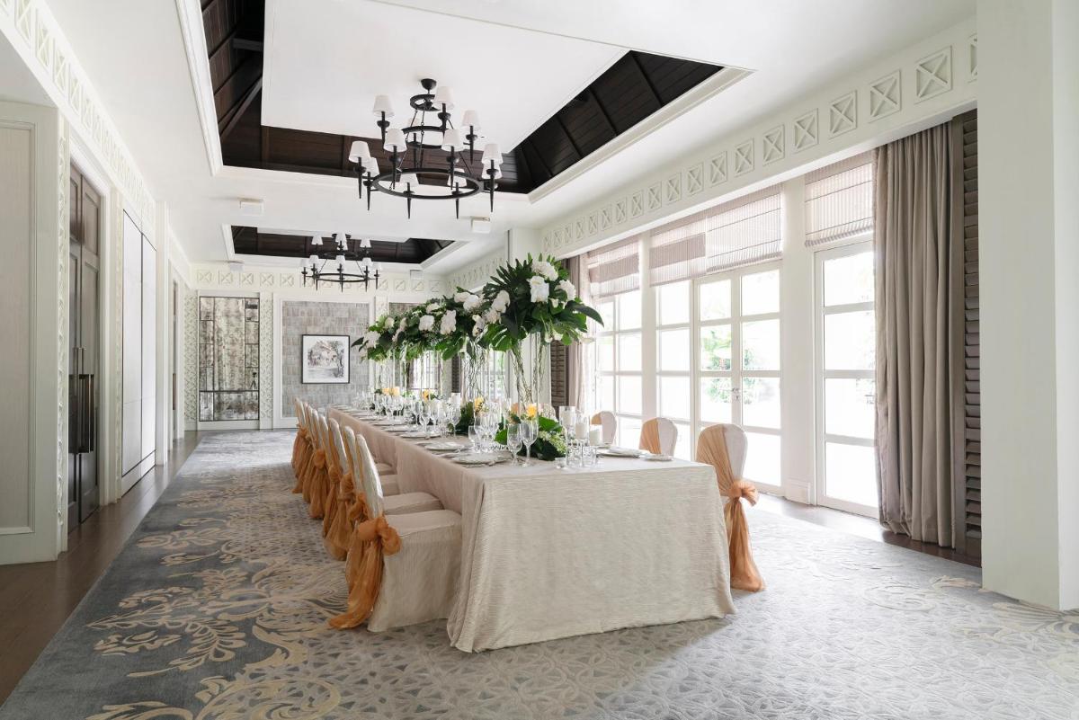 a long dining room with a long table and chairs at Shangri-La Singapore in Singapore