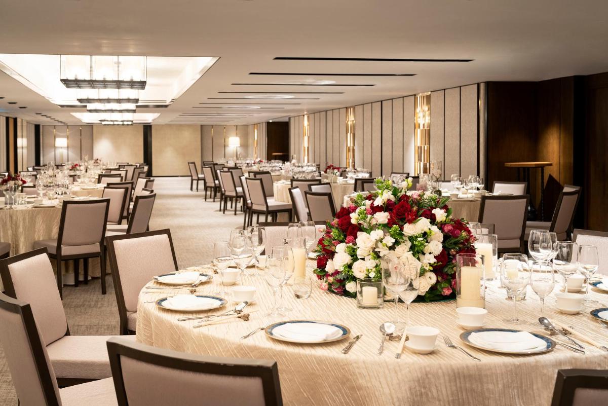 a banquet hall with tables and chairs and flowers at Shangri-La Singapore in Singapore