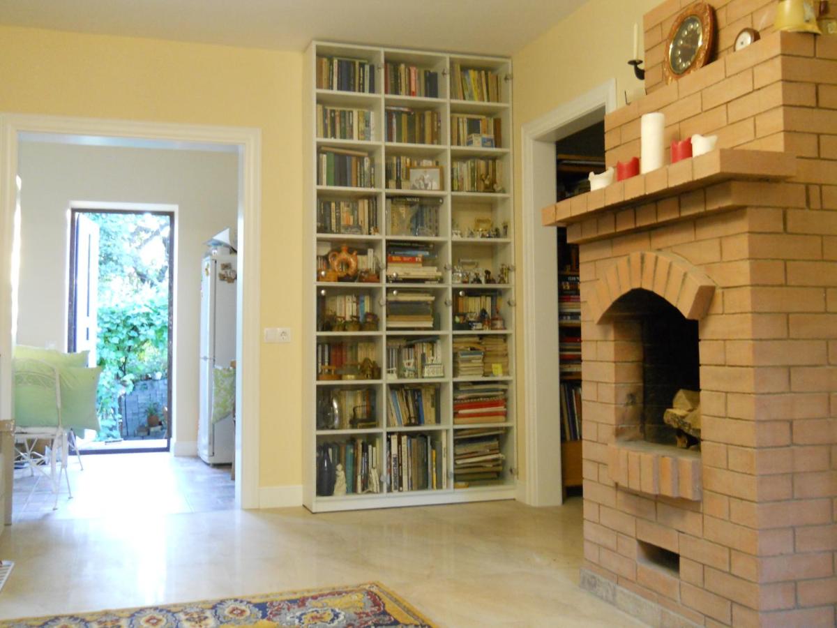 House with a fireplace on the river - Housity
