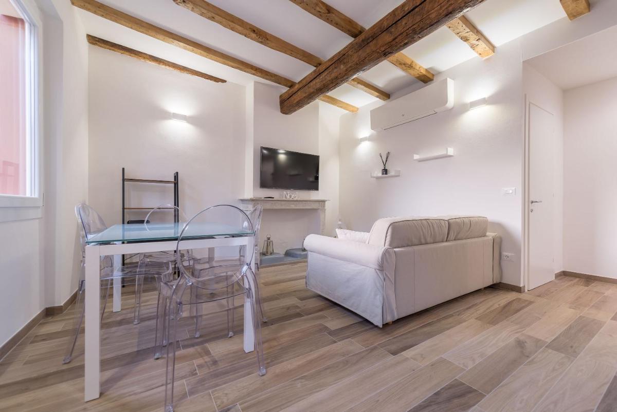 Realkasa Canonica Apartment - Housity