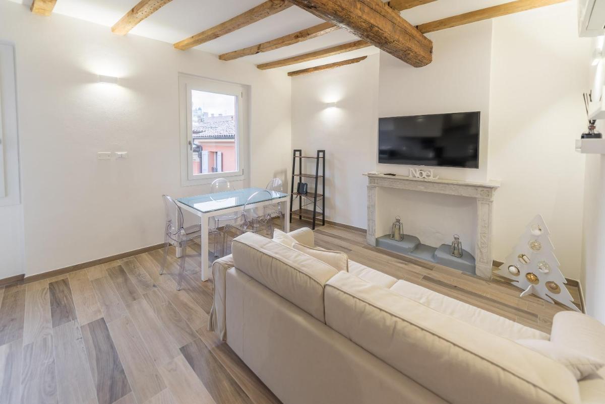 Realkasa Canonica Apartment - Housity