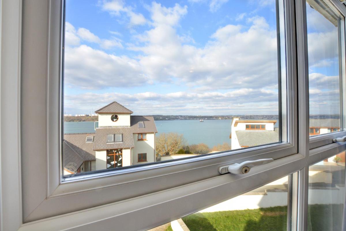 Cosy Town House Sleeps 8 - Housity