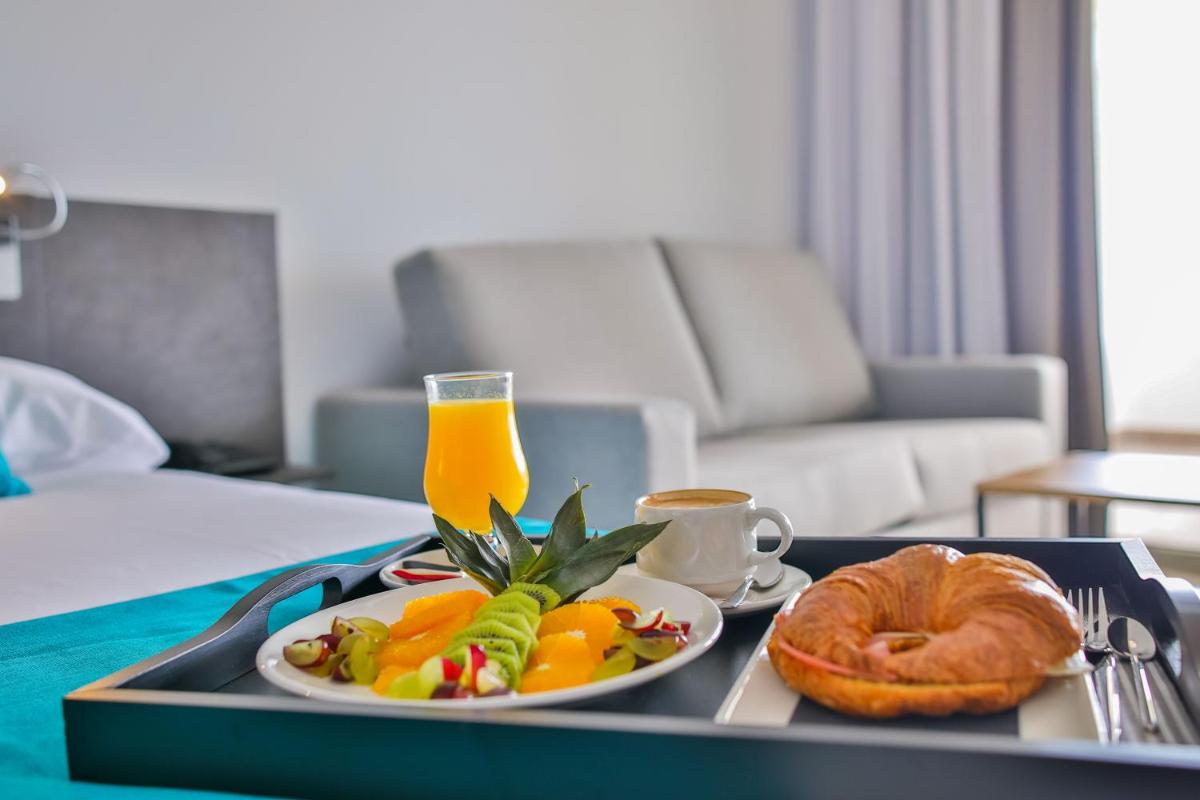 Comida en o cerca de este hotel