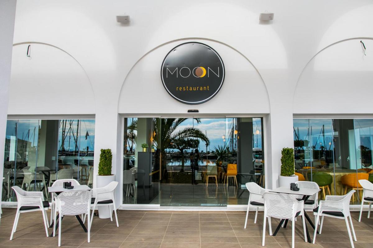 Un restaurante o sitio para comer en Moon Hotel & SPA.