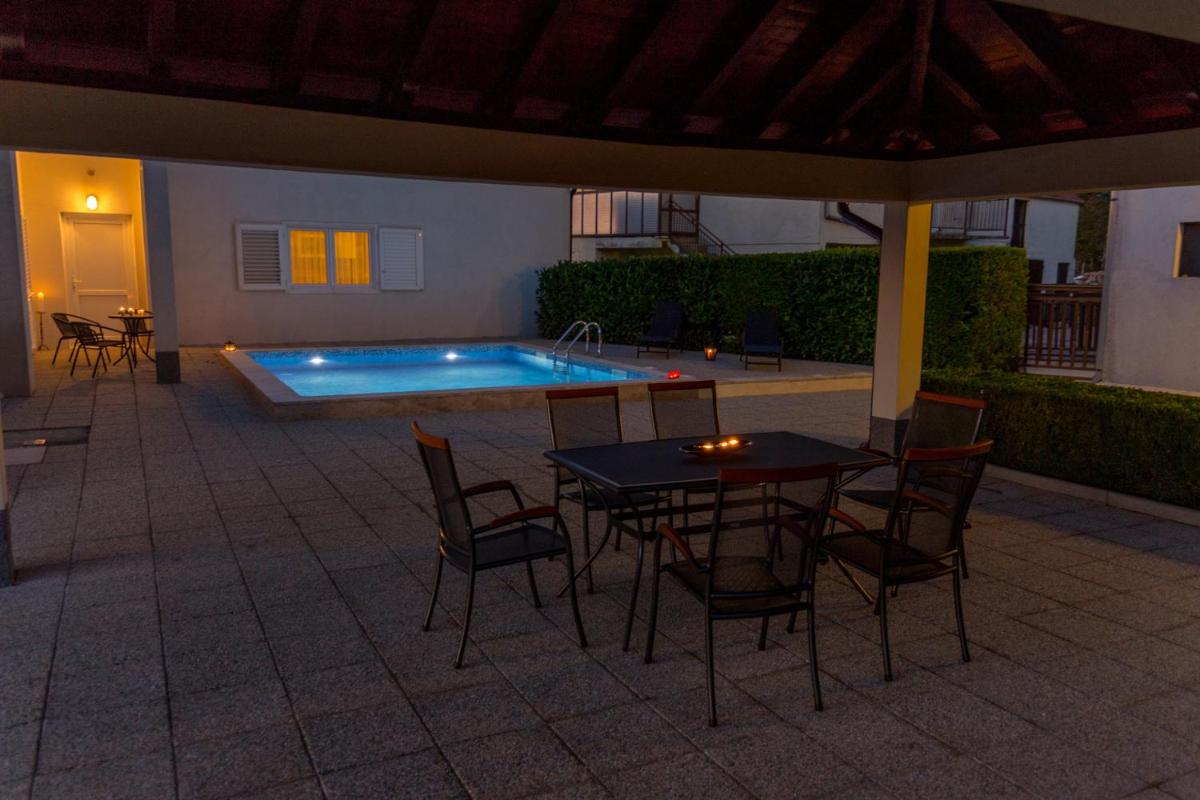 Holiday Home Mirela - Housity
