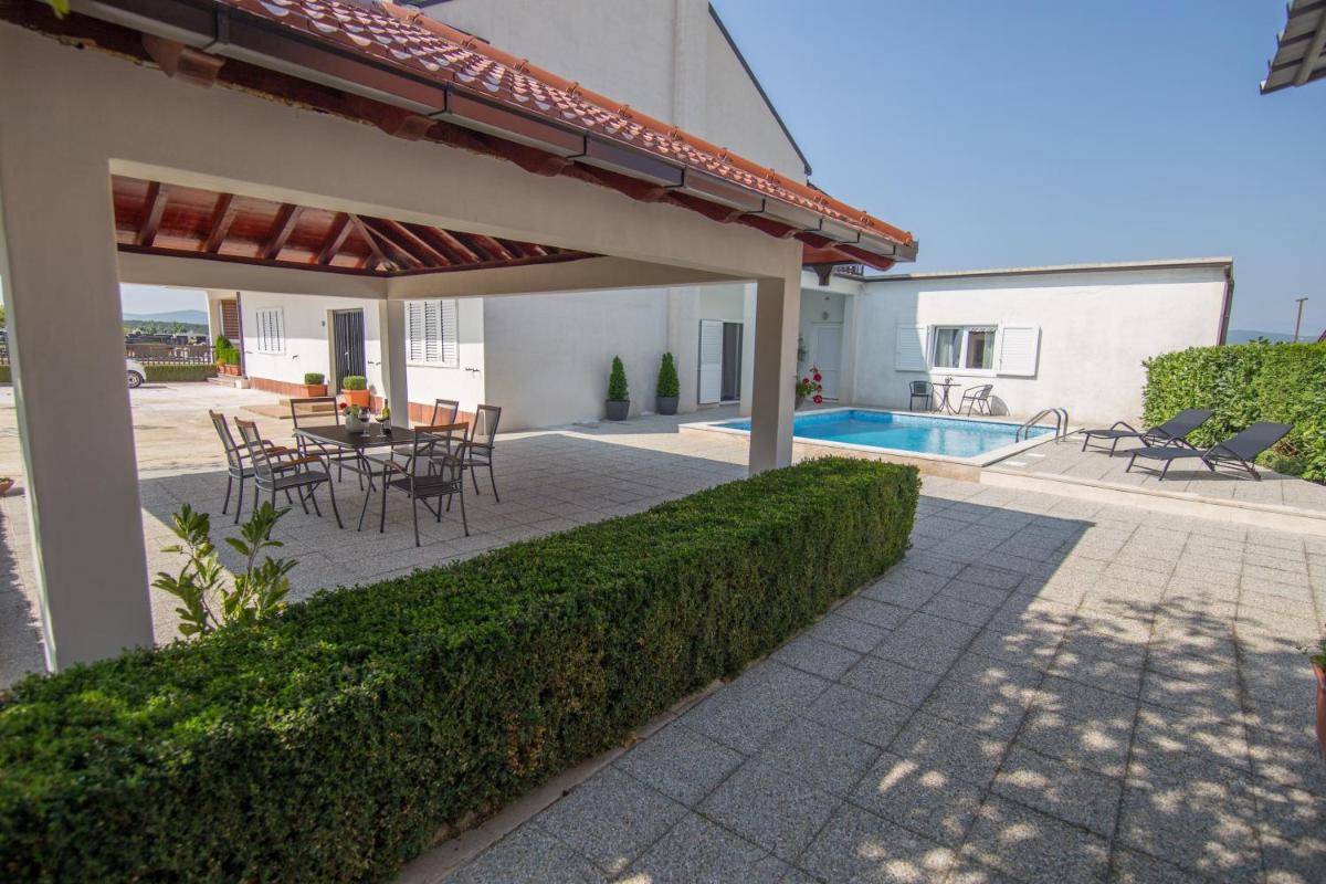 Holiday Home Mirela - Housity