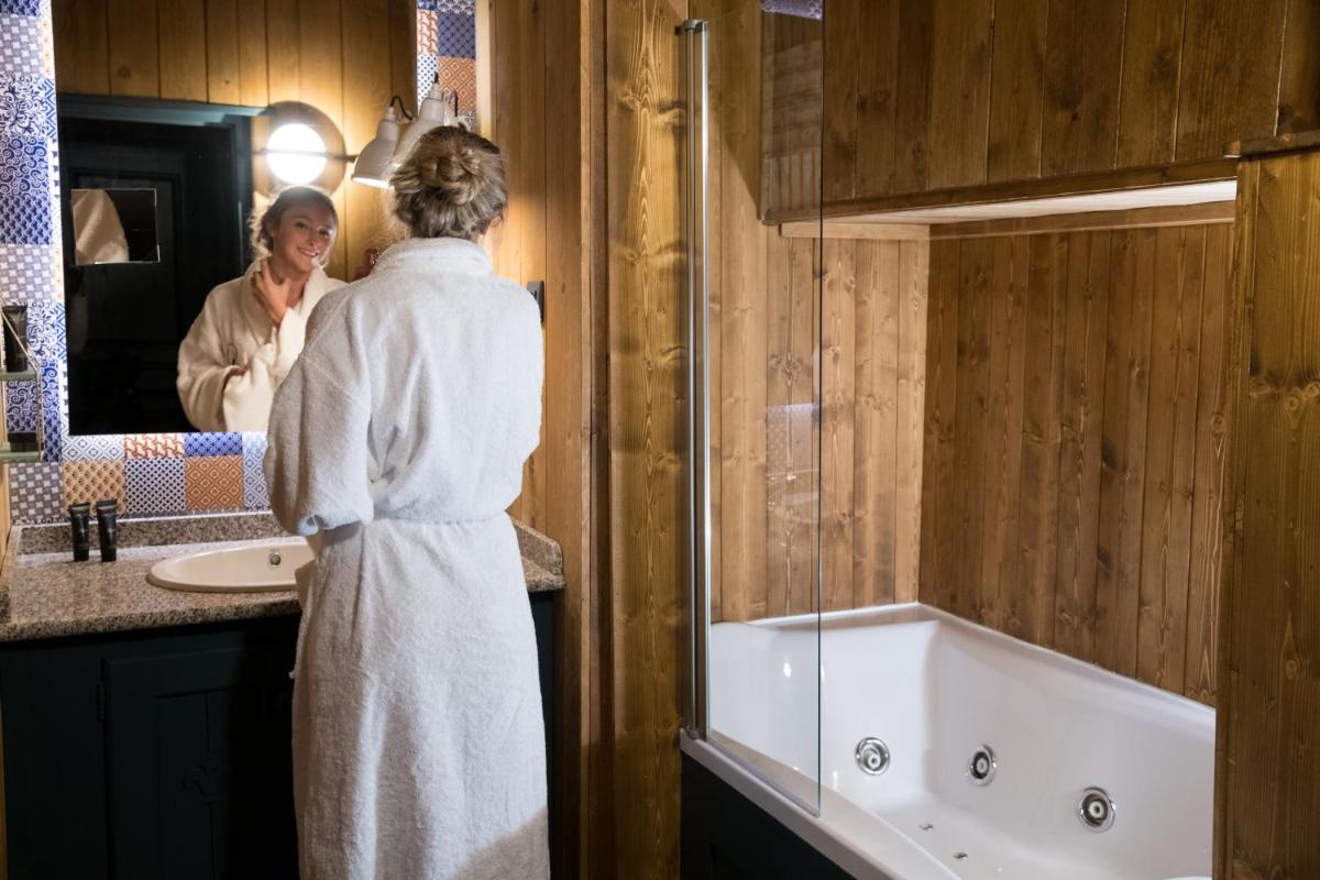 Salle de bains dans l'établissement Hôtel Village Montana by Les Etincelles