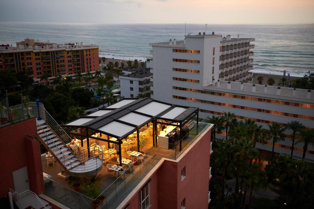 Una vista aérea de un edificio con luces en el techo. en Fénix Torremolinos - Adults Only Recommended, en Torremolinos