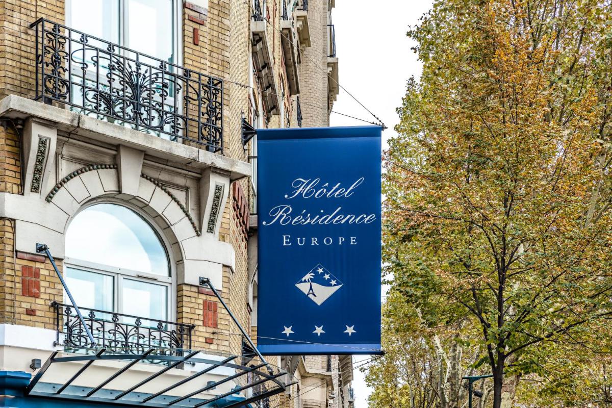 un panneau bleu sur le côté d'un bâtiment dans l'établissement Hotel Residence Europe & Spa, à Clichy