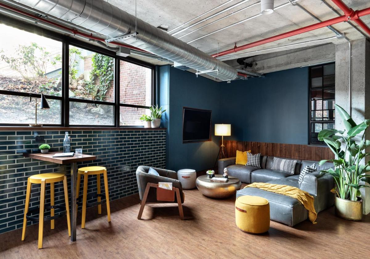 The Revolution Hotel - Housity