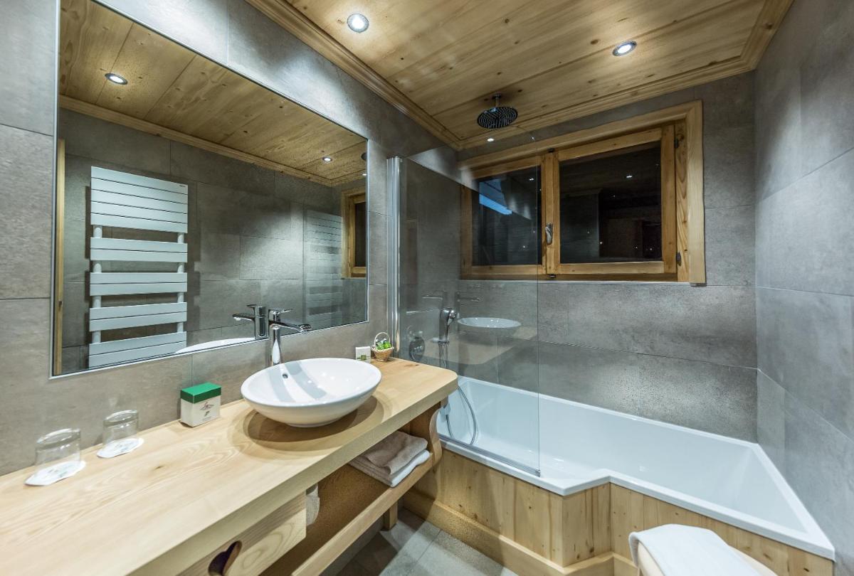 Salle de bains dans l'établissement Chalet-Hôtel Neige et Roc, The Originals Relais