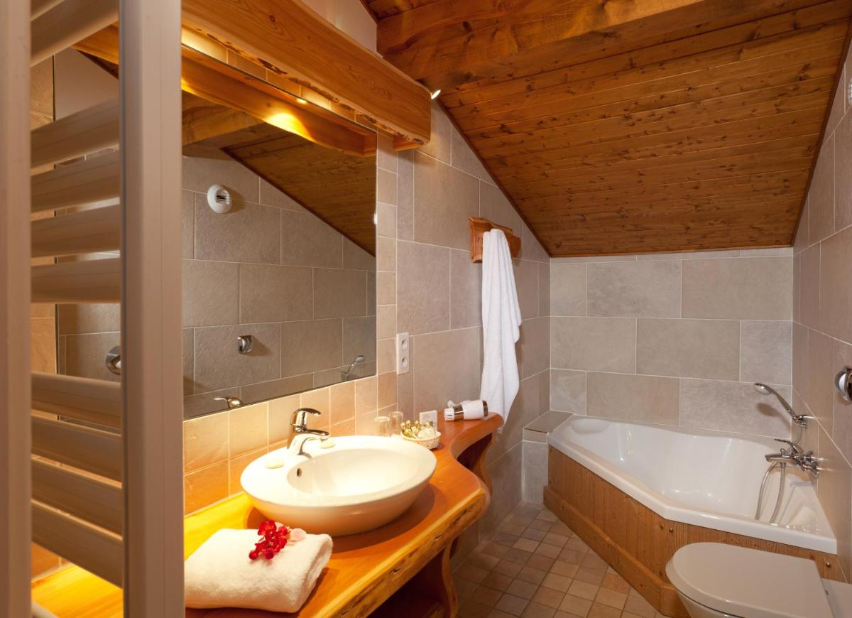 Salle de bains dans l'établissement Chalet-Hôtel Neige et Roc, The Originals Relais