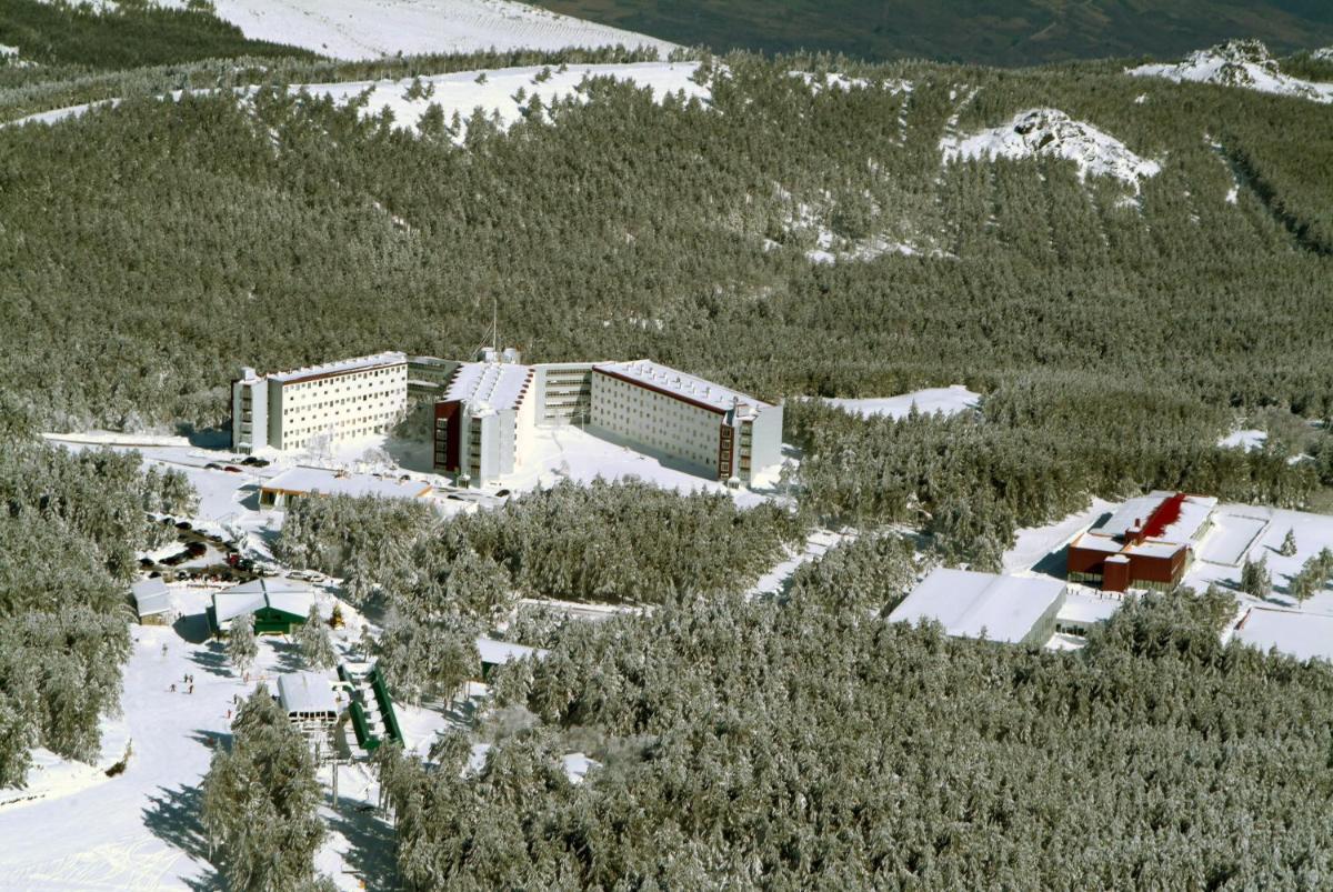 Una vista aérea de un complejo turístico en la nieve. en Estación de Montaña Manzaneda, en Puebla de Trives