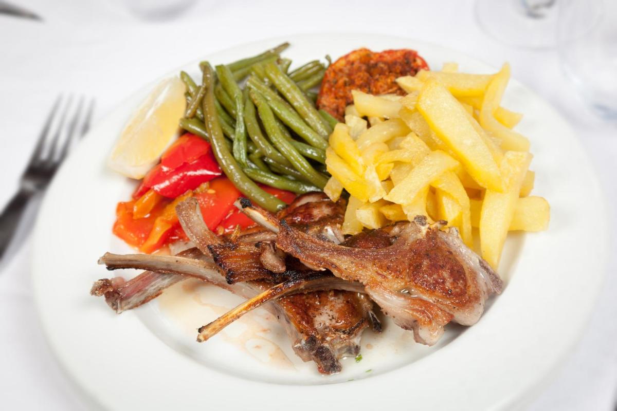 Comida en o cerca de este hotel
