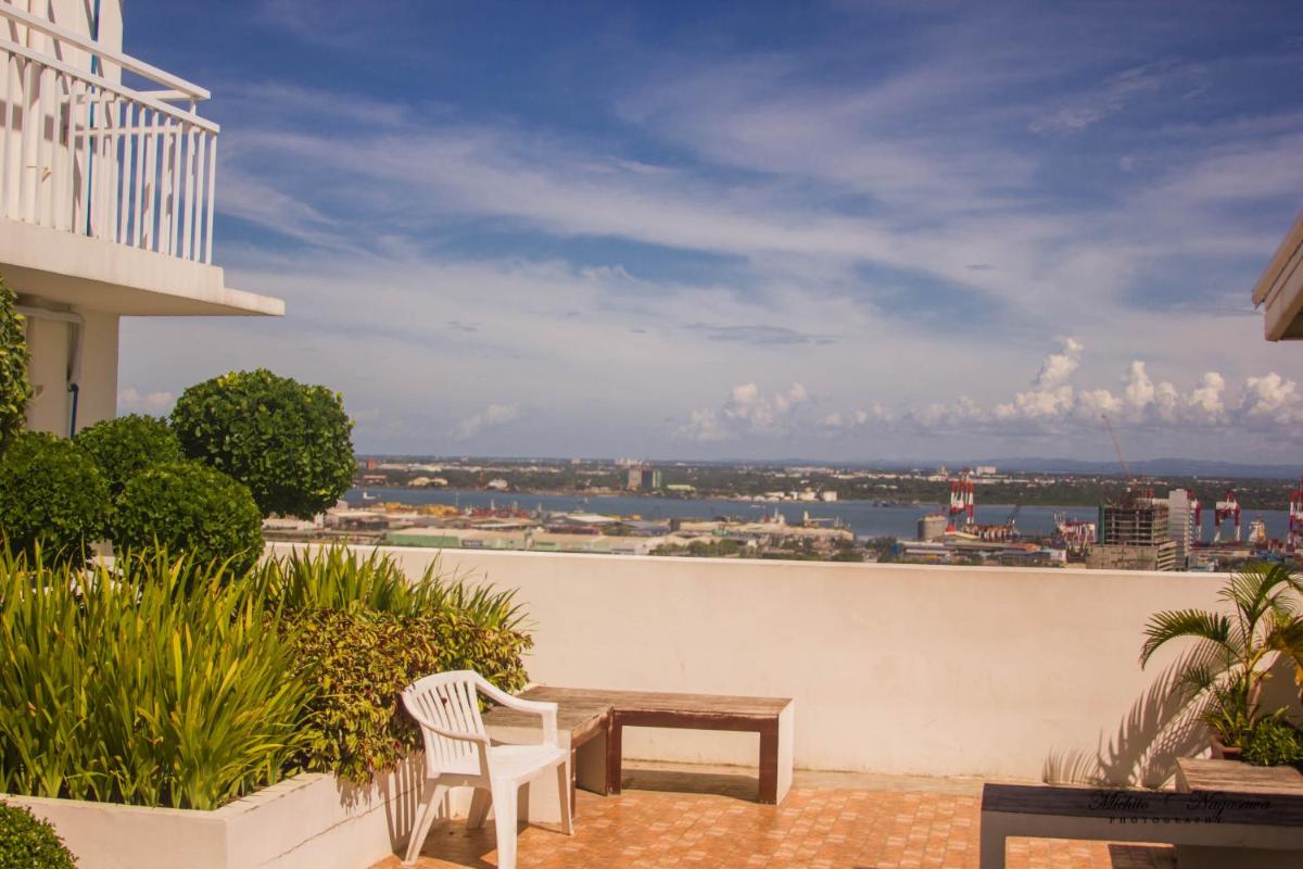 Mabolo Garden Flat A6 with free Rooftop Pool - Housity