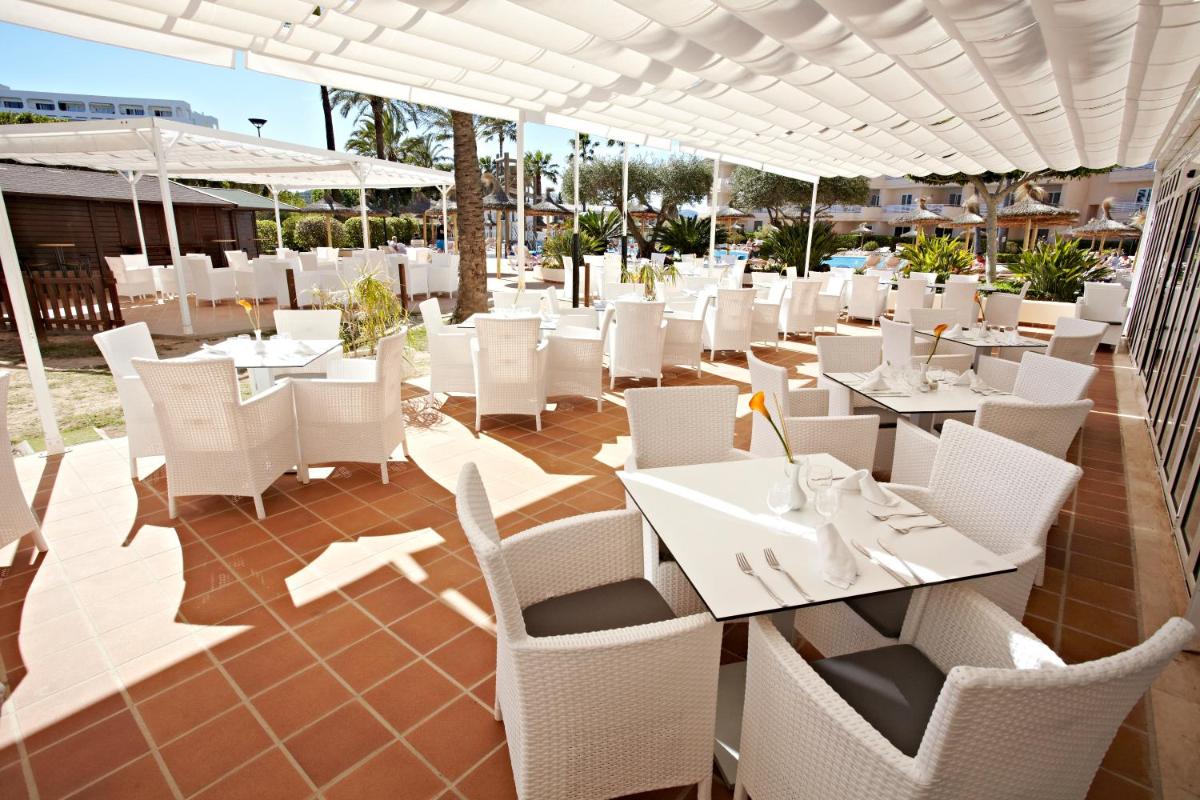 Un restaurante o sitio para comer en Grupotel Port D´Alcudia