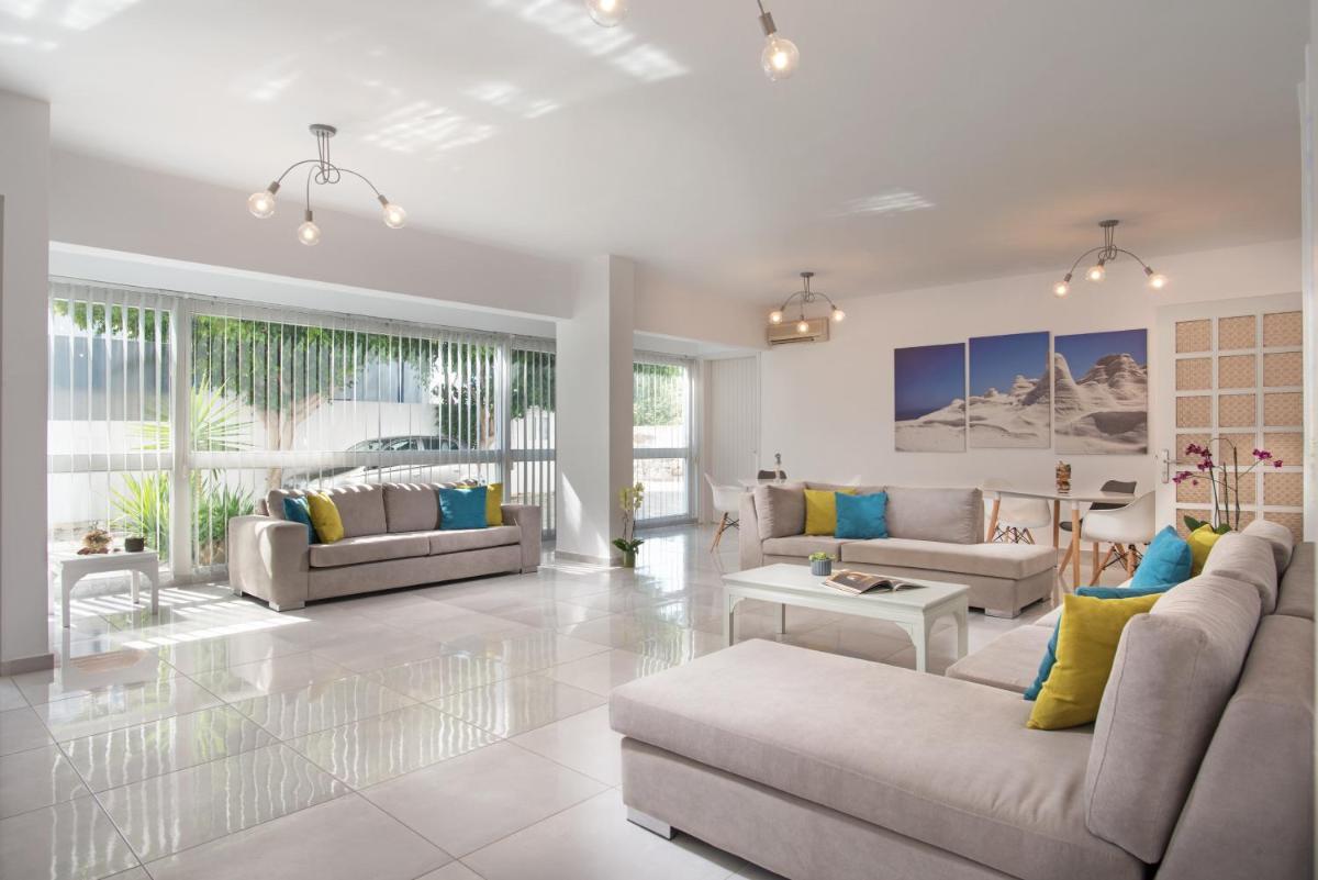 Milos Hotel - Housity