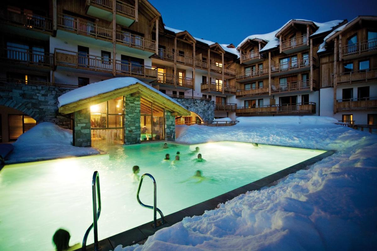 un groupe de personnes dans une piscine d'un hôtel dans l'établissement Résidence Club mmv Le Hameau des Airelles ****, à Montgenèvre