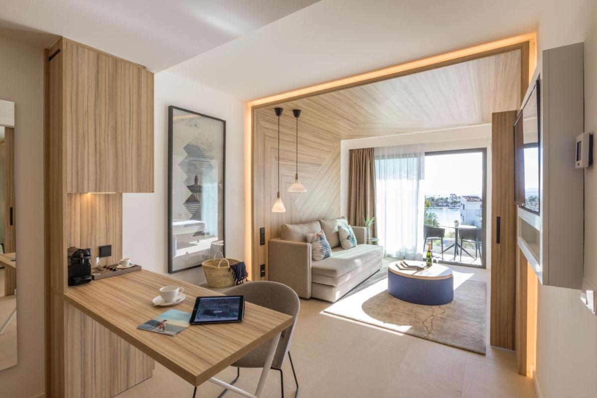 Una televisión o centro de entretenimiento en Bordoy Alcudia Port Suites - Adults Only