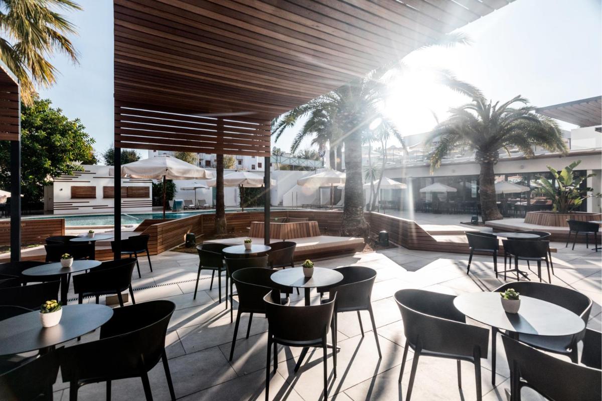 Un restaurante o sitio para comer en Bordoy Alcudia Port Suites - Adults Only