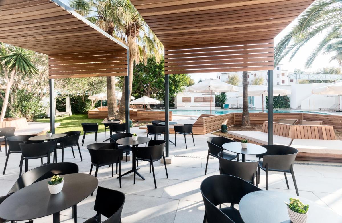 Un restaurante o sitio para comer en Bordoy Alcudia Port Suites - Adults Only